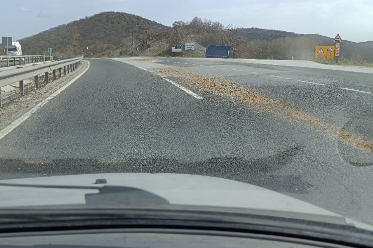 Hafriyat yüklü kamyondan dökülen kumları sürücülere zor anlar yaşattı